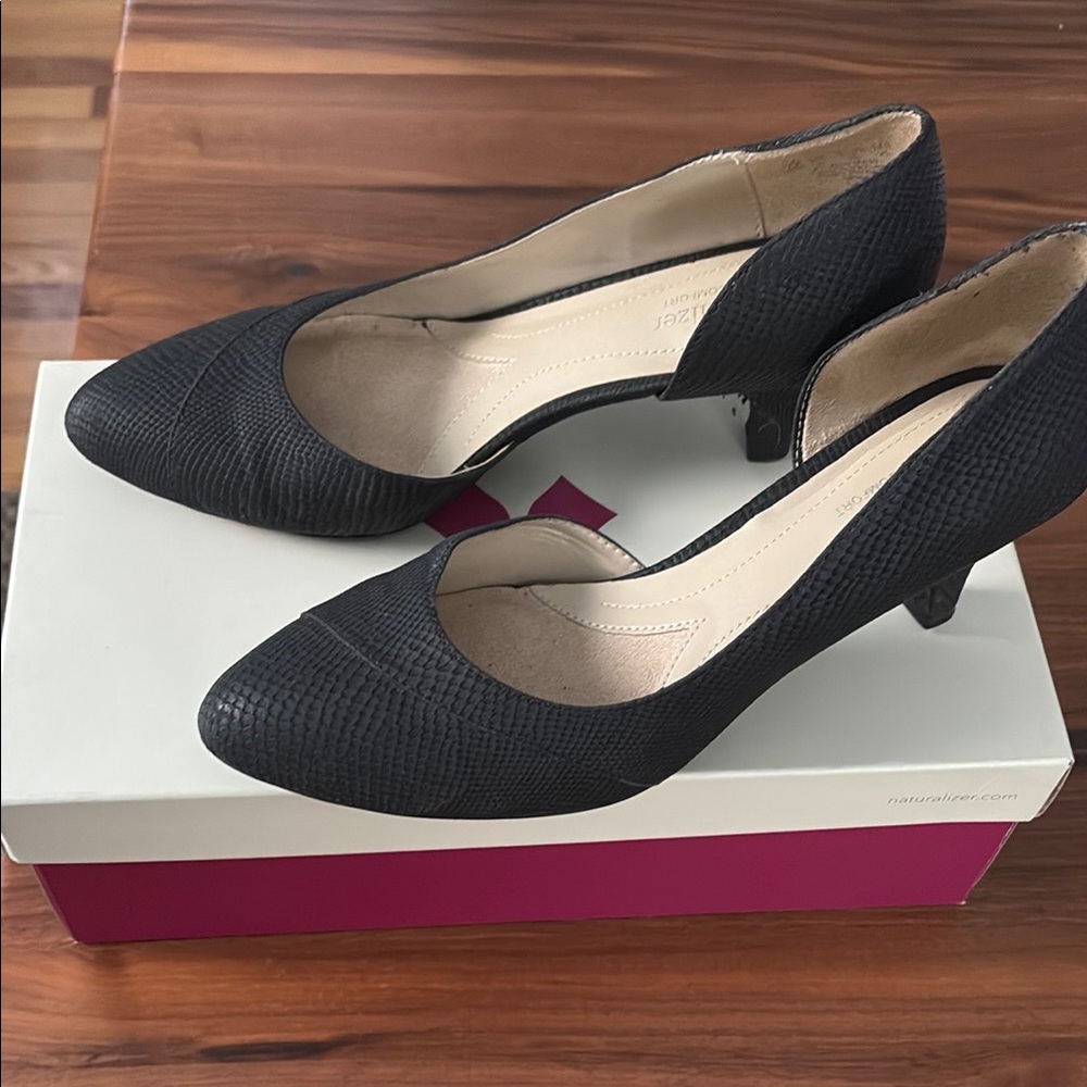 Naturalizer Black Heels with Pointed Toe and Medium Height